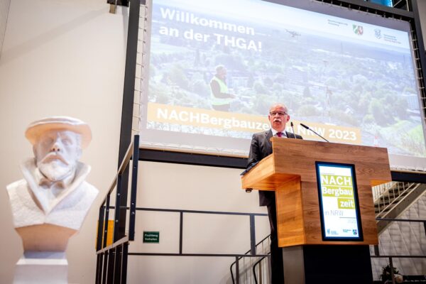 Bochum, Nordrhein-Westfalen, DEU, 30.03.2023DMT-Gesellschaft für Lehre und Bildung mbH - Technische Hochschule Georg Agricola - Forschungszentrum Nachbergbau:Fachtagung: „NACHBergbauzeit in NRW2023 - Geomonitoring – Zu Wasser, zu Land und aus der Luft“| [ (c) Holger Jacoby, Arneckestrasse 18, 44139 D O R T M U N D   ( G e r m a n y ), Tel.: (+49) 151 44 555 100; www.holger-jacoby.de, www.freelens.com/clearing - Jede Nutzung des Fotos ist honorarpflichtig gemaess derzeit gueltiger MFM Liste. Urhebervermerk und Belegexemplar erforderlich. Bei Verwendung des Fotos ausserhalb journalistischer Zwecke bitte Ruecksprache mit dem Fotografen halten. - Each usage of the photo requires a licence fee in accordance to MFM. No model release, for any usage other than editorial purposes please contact the author.]