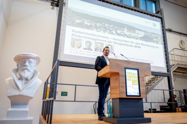 Bochum, Nordrhein-Westfalen, DEU, 30.03.2023DMT-Gesellschaft für Lehre und Bildung mbH - Technische Hochschule Georg Agricola - Forschungszentrum Nachbergbau:Fachtagung: „NACHBergbauzeit in NRW2023 - Geomonitoring – Zu Wasser, zu Land und aus der Luft“| [ (c) Holger Jacoby, Arneckestrasse 18, 44139 D O R T M U N D   ( G e r m a n y ), Tel.: (+49) 151 44 555 100; www.holger-jacoby.de, www.freelens.com/clearing - Jede Nutzung des Fotos ist honorarpflichtig gemaess derzeit gueltiger MFM Liste. Urhebervermerk und Belegexemplar erforderlich. Bei Verwendung des Fotos ausserhalb journalistischer Zwecke bitte Ruecksprache mit dem Fotografen halten. - Each usage of the photo requires a licence fee in accordance to MFM. No model release, for any usage other than editorial purposes please contact the author.]