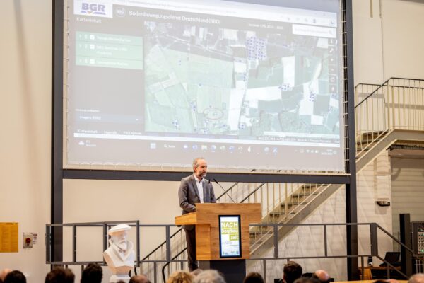 Bochum, Nordrhein-Westfalen, DEU, 30.03.2023DMT-Gesellschaft für Lehre und Bildung mbH - Technische Hochschule Georg Agricola - Forschungszentrum Nachbergbau:Fachtagung: „NACHBergbauzeit in NRW2023 - Geomonitoring – Zu Wasser, zu Land und aus der Luft“| [ (c) Holger Jacoby, Arneckestrasse 18, 44139 D O R T M U N D   ( G e r m a n y ), Tel.: (+49) 151 44 555 100; www.holger-jacoby.de, www.freelens.com/clearing - Jede Nutzung des Fotos ist honorarpflichtig gemaess derzeit gueltiger MFM Liste. Urhebervermerk und Belegexemplar erforderlich. Bei Verwendung des Fotos ausserhalb journalistischer Zwecke bitte Ruecksprache mit dem Fotografen halten. - Each usage of the photo requires a licence fee in accordance to MFM. No model release, for any usage other than editorial purposes please contact the author.]