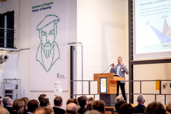Bochum, Nordrhein-Westfalen, DEU, 30.03.2023DMT-Gesellschaft für Lehre und Bildung mbH - Technische Hochschule Georg Agricola - Forschungszentrum Nachbergbau:Fachtagung: „NACHBergbauzeit in NRW2023 - Geomonitoring – Zu Wasser, zu Land und aus der Luft“| [ (c) Holger Jacoby, Arneckestrasse 18, 44139 D O R T M U N D   ( G e r m a n y ), Tel.: (+49) 151 44 555 100; www.holger-jacoby.de, www.freelens.com/clearing - Jede Nutzung des Fotos ist honorarpflichtig gemaess derzeit gueltiger MFM Liste. Urhebervermerk und Belegexemplar erforderlich. Bei Verwendung des Fotos ausserhalb journalistischer Zwecke bitte Ruecksprache mit dem Fotografen halten. - Each usage of the photo requires a licence fee in accordance to MFM. No model release, for any usage other than editorial purposes please contact the author.]