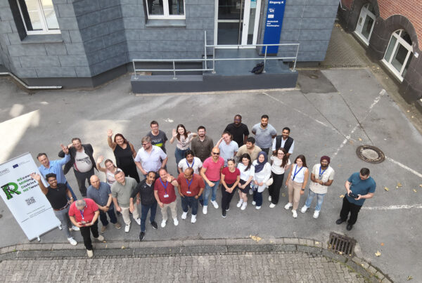 Drohnenfoto der Gruppe der REMINDNET Training School in Bochum, die auf dem Gelände der Technischen Hochschule Georg Agricola steht.