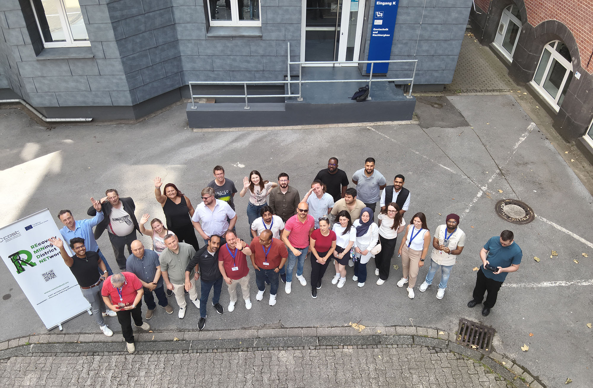 Drohnenfoto der Gruppe der REMINDNET Training School in Bochum, die auf dem Gelände der Technischen Hochschule Georg Agricola steht.