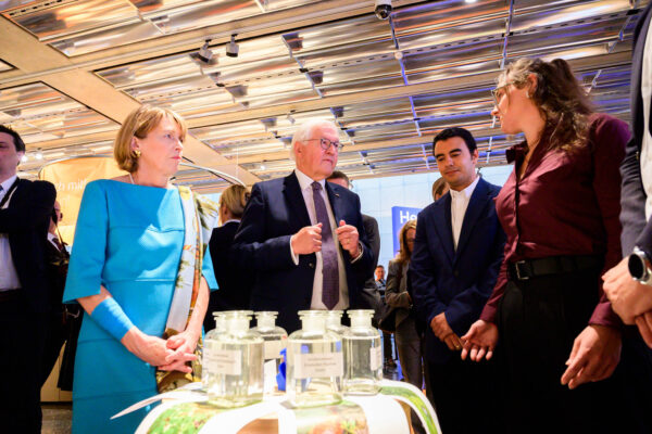 Bundespräsident Frank-Walter Steinmeier übergibt am Donnerstag, 9. Juli 2026, das letzte in Deutschland geförderte Stück Steinkohle an das Haus der Geschichte in Bonn.
 
Der rund sieben Kilogramm schwere Kohlebrocken von der Zeche Prosper-Haniel in Bottrop, den Bergleute dem Bundespräsidenten 2018 zum Abschied des deutschen Steinkohlebergbaus überreicht hatten, wird künftig Teil der Sammlung der Stiftung Haus der Geschichte der Bundesrepublik Deutschland.
 
Vor der Übergabe besucht der Bundespräsident gemeinsam mit Prof. Dr. Harald Biermann, Präsident der Stiftung, die Dauerausstellung „Du bist Teil der Geschichte. Deutschland seit 1945“.