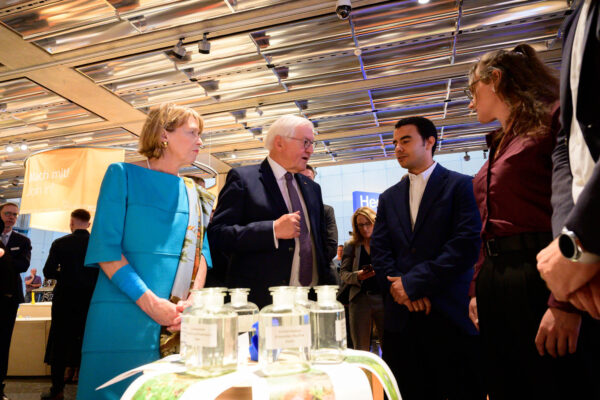 Bundespräsident Frank-Walter Steinmeier übergibt am Donnerstag, 9. Juli 2026, das letzte in Deutschland geförderte Stück Steinkohle an das Haus der Geschichte in Bonn.
 
Der rund sieben Kilogramm schwere Kohlebrocken von der Zeche Prosper-Haniel in Bottrop, den Bergleute dem Bundespräsidenten 2018 zum Abschied des deutschen Steinkohlebergbaus überreicht hatten, wird künftig Teil der Sammlung der Stiftung Haus der Geschichte der Bundesrepublik Deutschland.
 
Vor der Übergabe besucht der Bundespräsident gemeinsam mit Prof. Dr. Harald Biermann, Präsident der Stiftung, die Dauerausstellung „Du bist Teil der Geschichte. Deutschland seit 1945“.