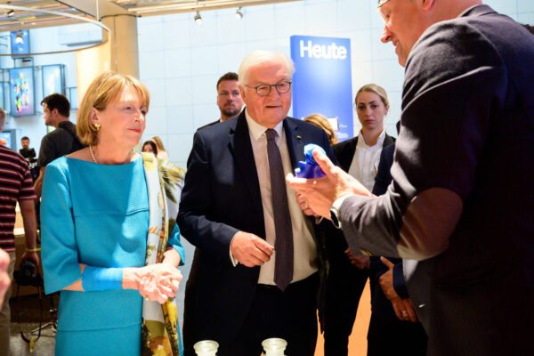 Bundespräsident Frank-Walter Steinmeier übergibt am Donnerstag, 9. Juli 2026, das letzte in Deutschland geförderte Stück Steinkohle an das Haus der Geschichte in Bonn.
 
Der rund sieben Kilogramm schwere Kohlebrocken von der Zeche Prosper-Haniel in Bottrop, den Bergleute dem Bundespräsidenten 2018 zum Abschied des deutschen Steinkohlebergbaus überreicht hatten, wird künftig Teil der Sammlung der Stiftung Haus der Geschichte der Bundesrepublik Deutschland.
 
Vor der Übergabe besucht der Bundespräsident gemeinsam mit Prof. Dr. Harald Biermann, Präsident der Stiftung, die Dauerausstellung „Du bist Teil der Geschichte. Deutschland seit 1945“.