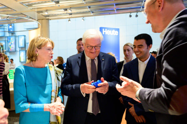 Bundespräsident Frank-Walter Steinmeier übergibt am Donnerstag, 9. Juli 2026, das letzte in Deutschland geförderte Stück Steinkohle an das Haus der Geschichte in Bonn.
 
Der rund sieben Kilogramm schwere Kohlebrocken von der Zeche Prosper-Haniel in Bottrop, den Bergleute dem Bundespräsidenten 2018 zum Abschied des deutschen Steinkohlebergbaus überreicht hatten, wird künftig Teil der Sammlung der Stiftung Haus der Geschichte der Bundesrepublik Deutschland.
 
Vor der Übergabe besucht der Bundespräsident gemeinsam mit Prof. Dr. Harald Biermann, Präsident der Stiftung, die Dauerausstellung „Du bist Teil der Geschichte. Deutschland seit 1945“.