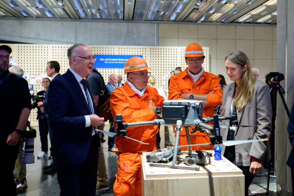 Bundespräsident Frank-Walter Steinmeier übergibt am Donnerstag, 9. Juli 2026, das letzte in Deutschland geförderte Stück Steinkohle an das Haus der Geschichte in Bonn.
 
Der rund sieben Kilogramm schwere Kohlebrocken von der Zeche Prosper-Haniel in Bottrop, den Bergleute dem Bundespräsidenten 2018 zum Abschied des deutschen Steinkohlebergbaus überreicht hatten, wird künftig Teil der Sammlung der Stiftung Haus der Geschichte der Bundesrepublik Deutschland.
 
Vor der Übergabe besucht der Bundespräsident gemeinsam mit Prof. Dr. Harald Biermann, Präsident der Stiftung, die Dauerausstellung „Du bist Teil der Geschichte. Deutschland seit 1945“.