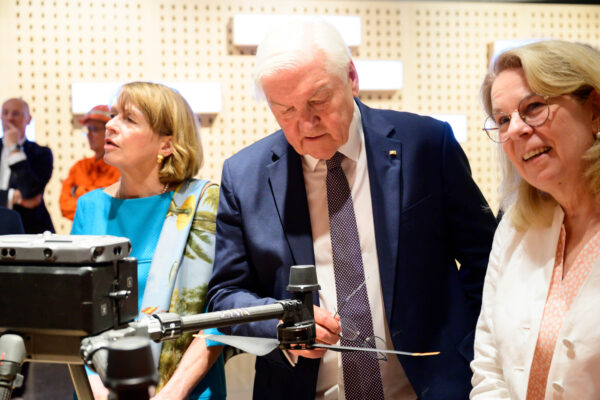 Bundespräsident Frank-Walter Steinmeier übergibt am Donnerstag, 9. Juli 2026, das letzte in Deutschland geförderte Stück Steinkohle an das Haus der Geschichte in Bonn.
 
Der rund sieben Kilogramm schwere Kohlebrocken von der Zeche Prosper-Haniel in Bottrop, den Bergleute dem Bundespräsidenten 2018 zum Abschied des deutschen Steinkohlebergbaus überreicht hatten, wird künftig Teil der Sammlung der Stiftung Haus der Geschichte der Bundesrepublik Deutschland.
 
Vor der Übergabe besucht der Bundespräsident gemeinsam mit Prof. Dr. Harald Biermann, Präsident der Stiftung, die Dauerausstellung „Du bist Teil der Geschichte. Deutschland seit 1945“.