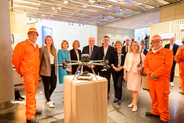 Bundespräsident Frank-Walter Steinmeier übergibt am Donnerstag, 9. Juli 2026, das letzte in Deutschland geförderte Stück Steinkohle an das Haus der Geschichte in Bonn.
 
Der rund sieben Kilogramm schwere Kohlebrocken von der Zeche Prosper-Haniel in Bottrop, den Bergleute dem Bundespräsidenten 2018 zum Abschied des deutschen Steinkohlebergbaus überreicht hatten, wird künftig Teil der Sammlung der Stiftung Haus der Geschichte der Bundesrepublik Deutschland.
 
Vor der Übergabe besucht der Bundespräsident gemeinsam mit Prof. Dr. Harald Biermann, Präsident der Stiftung, die Dauerausstellung „Du bist Teil der Geschichte. Deutschland seit 1945“.